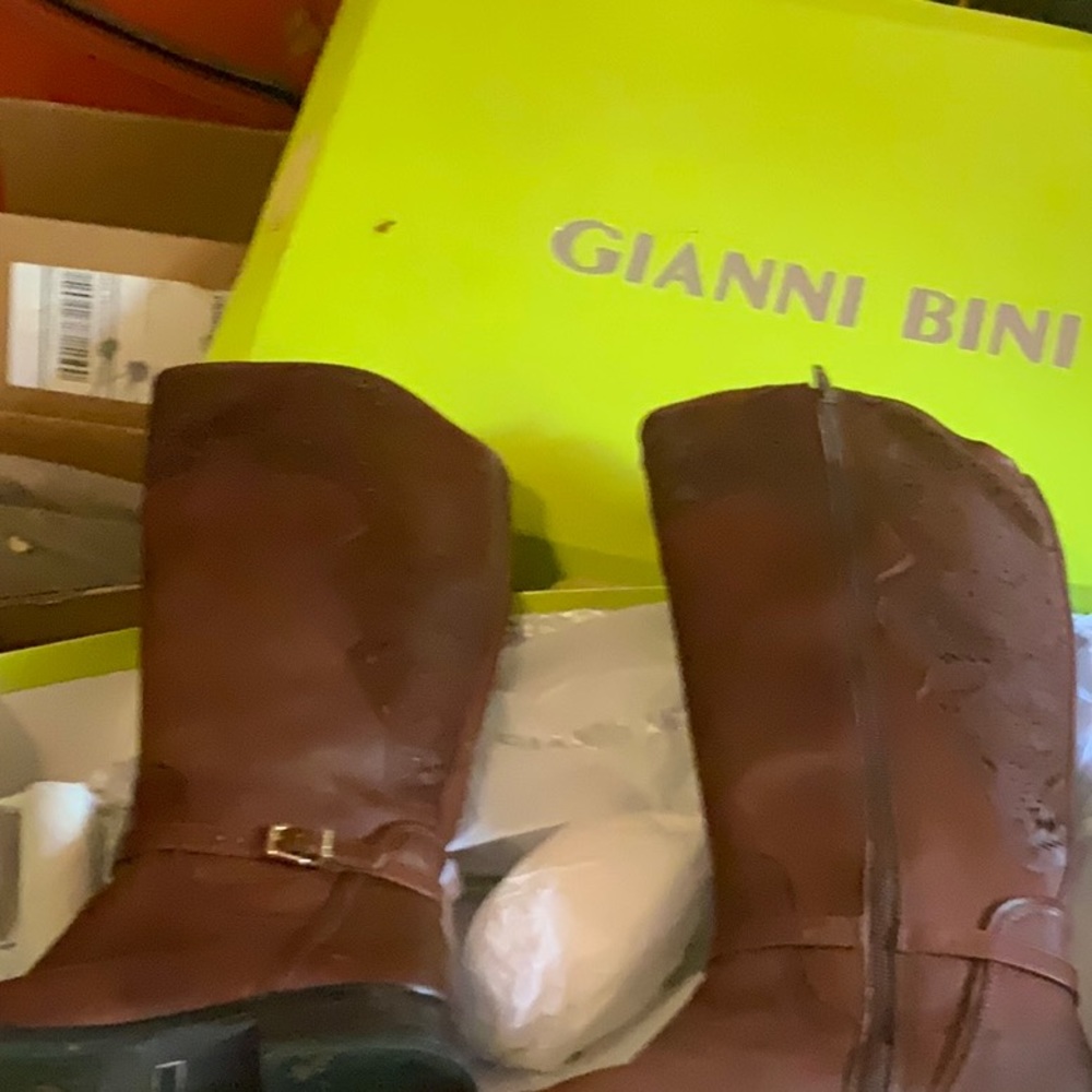 Selling women’s boot